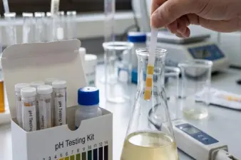Waarom pH en EC cruciaal zijn voor de cannabisteelt (meten en aanpassen)